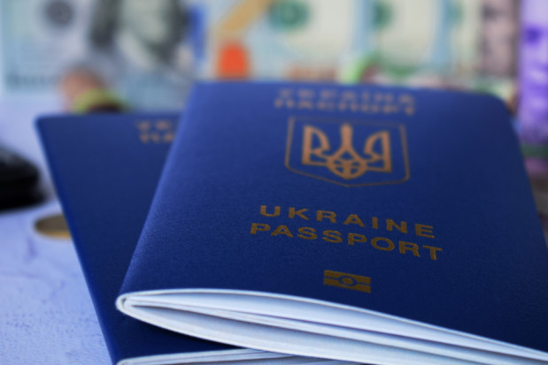 Radomianin został ukarany grzywną w drodze mandatu karnego w wysokości 2 tys. złotych/fot. shutterstock.com Fałszywie zatrudniał cudzoziemców do zbioru owoców, teraz zapłaci grzywnę