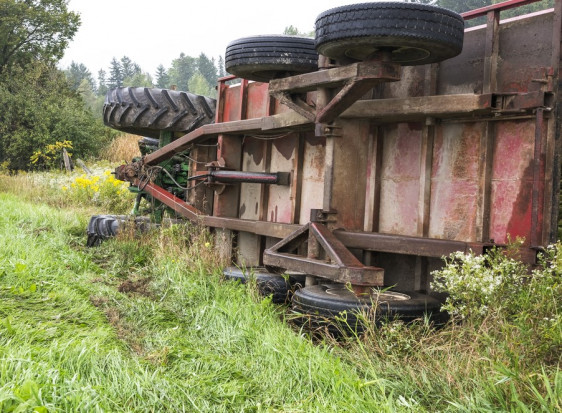 W Sulejowie w powiecie opatowskim traktor przygniótł 72-letniego mężczyznę/ fot. shutterstock.com Wypadek w sadzie. Traktor zgniótł sadownika