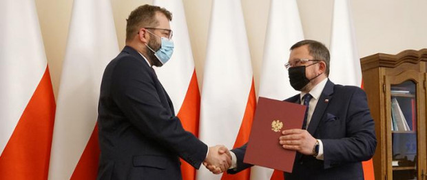 Minister rolnictwa i rozwoju wsi Grzegorz Puda wręczył akt powołania nowemu szefowi inspekcji weterynaryjnej/ fot. MRiRW Mirosław Welz nowym Głównym Lekarzem Weterynarii