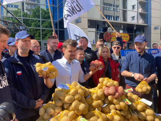 Rolnicy z AGROunii rozdają ziemniaki na ulicach Warszawy