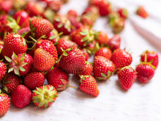 8-10 euro za kg litewskich truskawek; fot. unsplash.com Wilno: polskie truskawki po 4 euro. Litwini czekają na krajowe owoce
