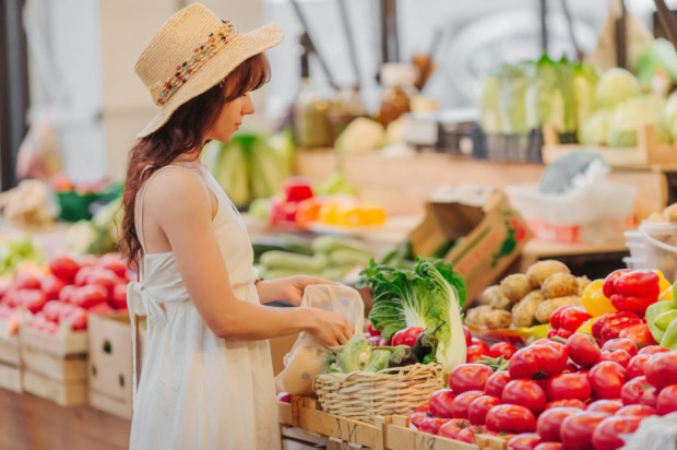Ceny owoców i warzyw w dyskontach; fot. shutterstock.com Lidl / Biedronka: promocje na jabłka, truskawki - 16 zł/kg, czereśnie - 19,99