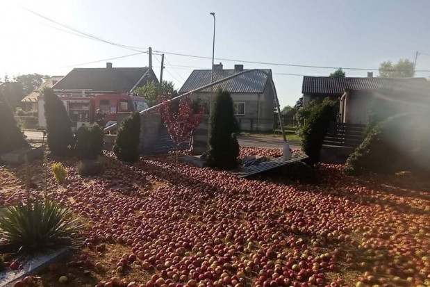Wywróciła się ciężarówka z jabłkami; fot. facebook.com/Wloszczowa112 Świętokrzyskie: wypadek ciężarówki z jabłkami