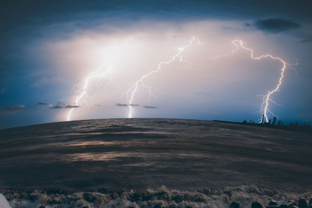 RCB ostrzega przez zjawiskami pogodowymi; fot. unsplash.com W nocy burze, silny wiatr, ulewy i grad. Ostrzeżenia dla 6 województw