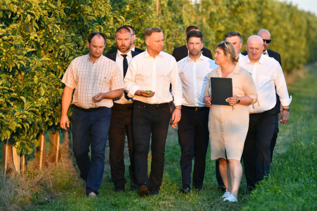 Prezydent RP Andrzej Duda podczas wizyty na terenach dotkniętych nawałnicami, w gm. Wilków / fot. PAP/Wojtek Jargiło Wilków: Prezydent odwiedził sadowników poszkodowanych przez grad