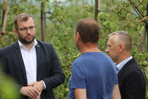 Minister Grzegorz Puda podczas rozmowy z poszkodowanymi sadownikami /Fot. Marcin Kaproń za mrirw Puda: Sadownicy poszkodowani przez grad mogą liczyć na pomoc