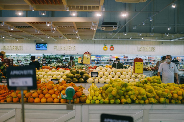 Przeceny polskich owoców i warzyw w Lidlu i Biedronce; fot. unsplash.com Lidl obniża ceny polskich owoców jagodowych, a Biedronka - jabłek