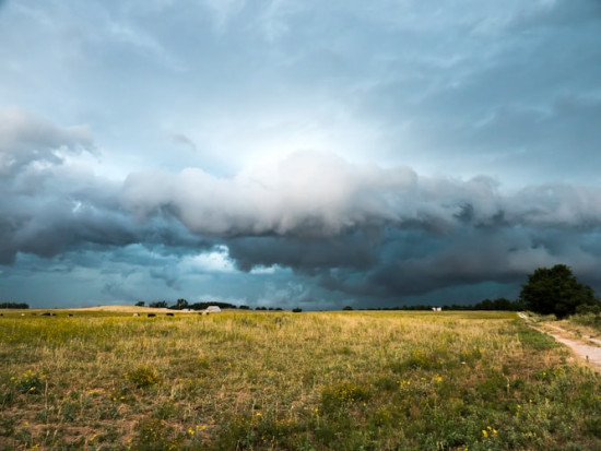 W niedzielę możliwe opady deszczu, a na wschodzie, południu i zachodzie wystąpią burze/ fot. unsplash IMGW: w niedzielę pochmurno; możliwy deszcz, burze i grad
