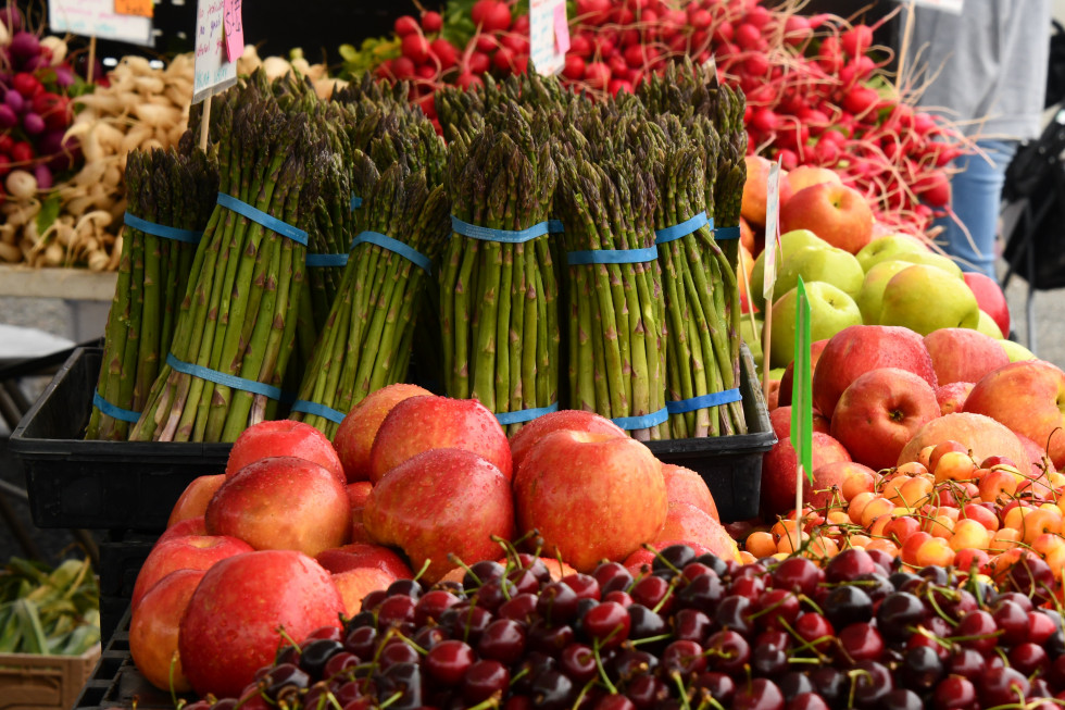 Bób, kurki, czereśnie - ceny owoców i warzyw w Lidlu i Biedronce