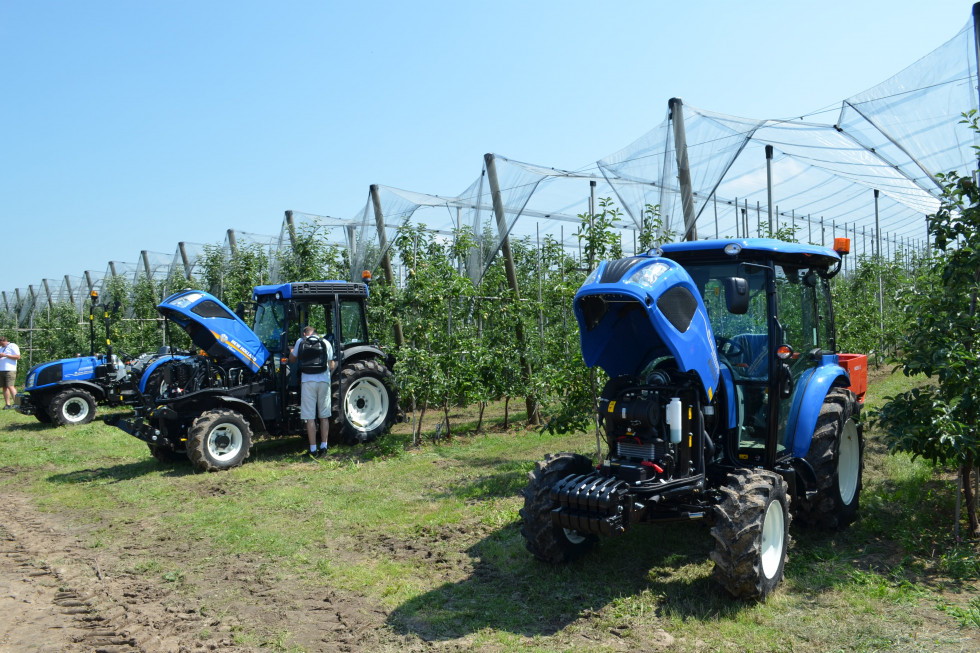Pokaz ciągników NewHolland w sadzie; fot. Artur Tłustochowicz New Holland z nowościami ciągnikowymi. Pokaz w sadzie (zdjęcia)