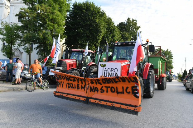 Protest zorganizowany przez AGROunię, 20 bm. w Srocku w pobliżu Piotrkowa Trybunalskiego/ PAP/Grzegorz Michałowski Łódzkie: w Srocku opodal Piotrkowa Trybunalskiego na dk 12 blokada Agrounii