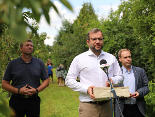 Minister Grzegorz Puda zaprasza na samozbiory/ fot. Fb Minister rolnictwa zachęca do samozbiorów