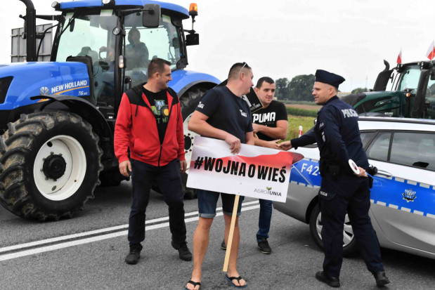Lider AgroUnii Michał Kołodziejczak na proteście rolników; fot. PAP/Grzegorz Michałowski AgroUnia: blokujący dk 12 chcą spotkania z premierem