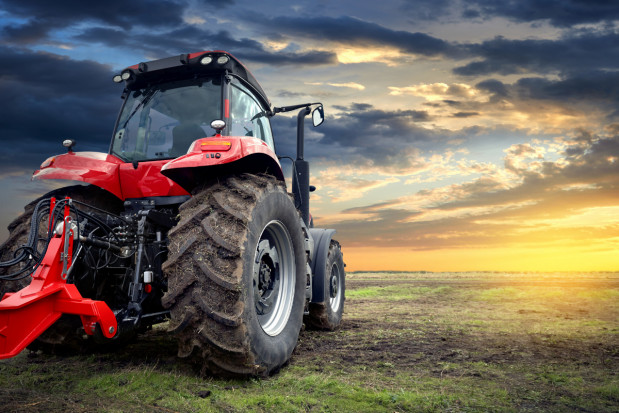 Nowy traktor, a już jest niesprawny; fot. shutterstock.com Wydali 300 tys. zł na traktor, który jest niesprawny