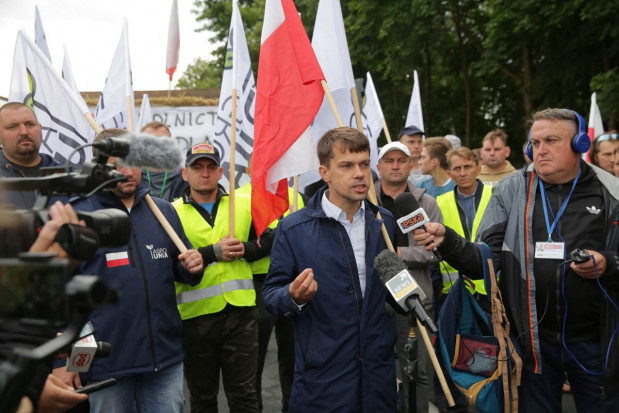 Lider Agrounii Michał Kołodziejczak podczas protestu rolników w miejscowości Sampława, PAP/Tomasz Waszczuk Rolnicy z Agrounii rozpoczęli blokadę dk nr 15 koło Sampławy