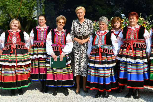 Pierwsza dama Agata Kornhauser-Duda podczas uroczystości z okazji 5. rocznicy powstania Koła Gospodyń Wiejskich w Mniszku, PAP/Wojtek Jargiło Prezydentowa: Koła Gospodyń Wiejskich to polski fenomen