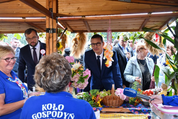 Premier Mateusz Morawiecki oraz minister rolnictwa i rozwoju wsi Grzegorz Puda podczas IV Ogólnopolskiego Święta Wdzięczni Polskiej Wsi w Bobolicach (woj. zachodniopomorskie), PAP/Marcin Bielecki Premier oraz minister rolnictwa spotkali się w Bobolicach z rolnikami