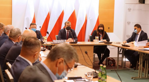 Czwartkowe rozmowy w ministerstwie rolnictwa dotyczyły bieżącej sytuacji w rolnictwie i możliwości rozwiązywania trudności związanych z funkcjonowaniem branży rolno-spożywczej. / fot. MRiRW, Twitter Puda: Ubezpieczenia rolne tematem rozmów z rolnikami