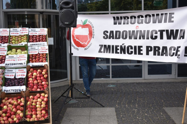 Sadownicy chcą pokazać swoje niezadowolenie z cen proponowanych sadownikom przez sieci handlowe. / fot. sadyogrody.pl Protest sadowników: Nie chcemy nadmiernych korzyści, chcemy tylko przetrwać!
