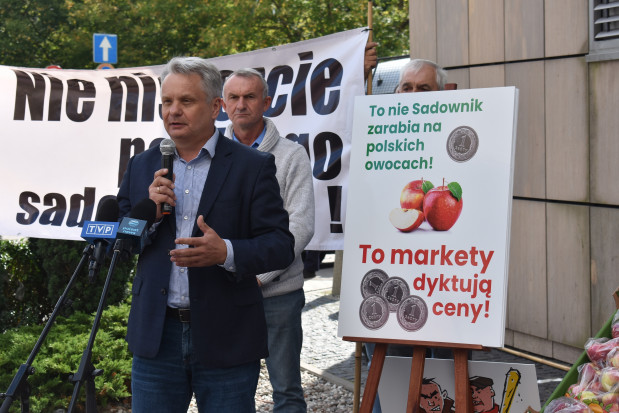 Dochodzi do drastycznych załamań cenowych wśród dostawców. Sadownik otrzymuje nierzadko mniej niż 1/4 ceny, za którą konsument kupuje jabłka - mówił podczas protestu Mirosław Maliszewski, prezes ZSRP / fot. sadyogrody.pl Maliszewski: System pozwala dominować sieciom handlowym. To patologia! (video)