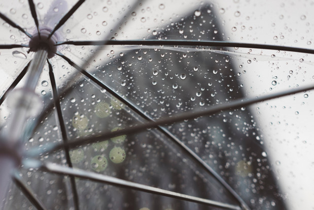 W niedzielę we wschodniej połowie Polski nadal spodziewane jest zachmurzenie duże z opadami deszczu. / fot. pixabay IMGW: W niedzielę rozpogodzenia na zachodzie; na wschodzie deszcz