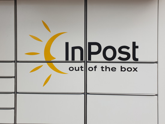 Około 60 proc. z 5 tys. maszyn, których instalację InPost zaplanował na ten rok, trafi na obszary wiejskie w całym kraju. / fot. shutterstock InPost postawi paczkomaty na wsiach