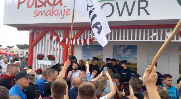 Pikieta przed stoiskiem MRiRW oraz KOWR na Agro Show/ fot. R.Iwański Agro Show: Będą rozmowy rolników z Agrounii z ministrem?