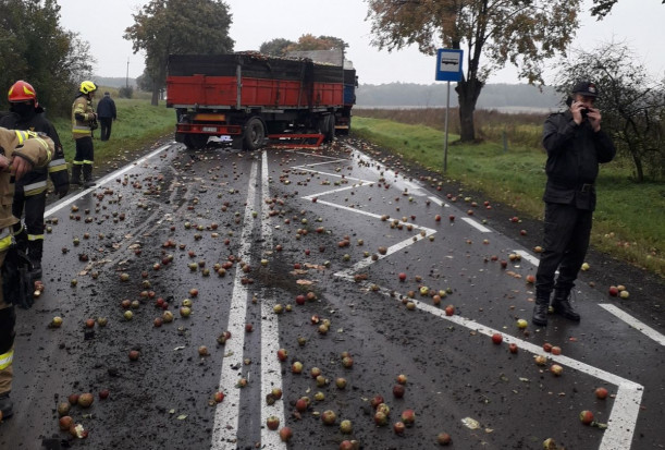 foto. lublin112.pl Samochód osobowy uderzył w ciężarówkę przewożącą jabłka przemysłowe
