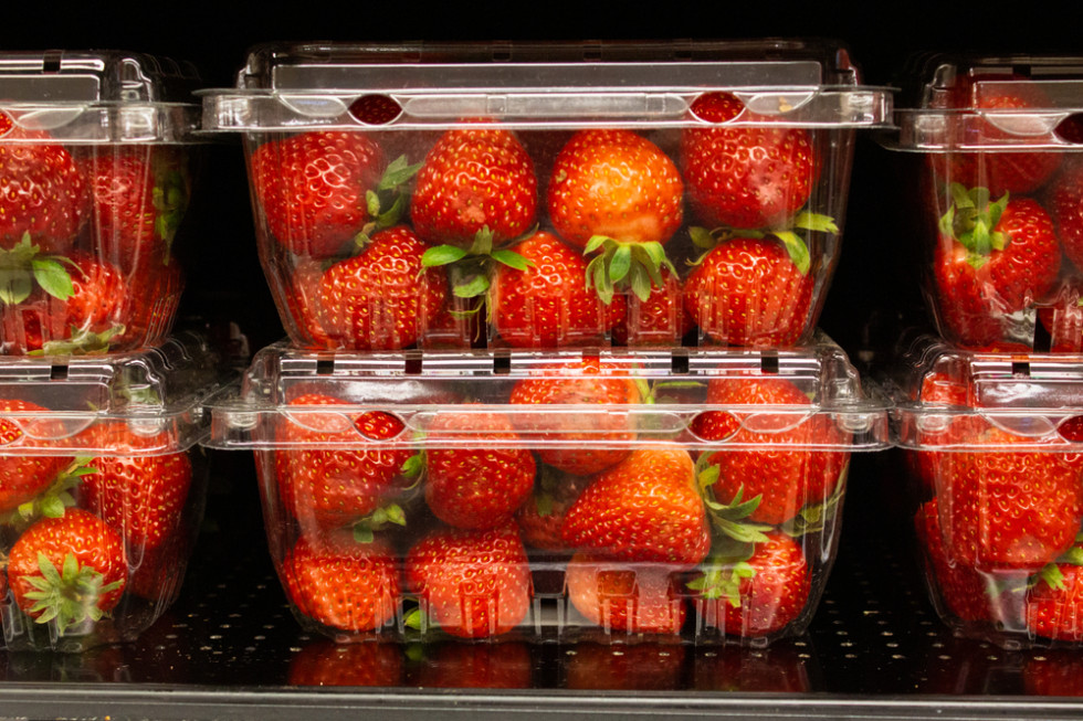 Posłowie chcą zakazu sprzedaży owoców i warzyw w plastikowych opakowaniach