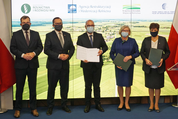 MRiRW: Podpisano umowę w sprawie wykorzystania dronów w polskim rolnictwie/ fot. MRiRW MRiRW: Podpisano umowę w sprawie wykorzystania dronów w polskim rolnictwie