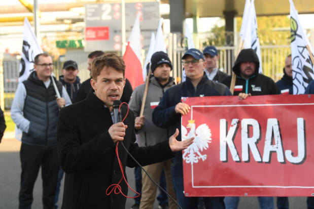 Lider AgroUnii Michał Kołodziejczak podczas konferencji prasowej przed siedzibą spółki Anwil we Włocławku,PAP/Tytus Żmijewski Protest AGROunii pod zakładem Anwil we Włocławku