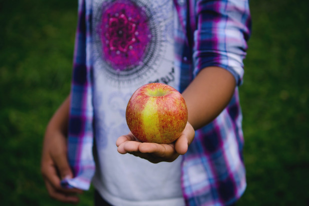 Jak przekonać dzieci do jedzenia owoców i warzyw?/ fot.unsplash.com Jak przekonać dzieci do jedzenia owoców i warzyw?