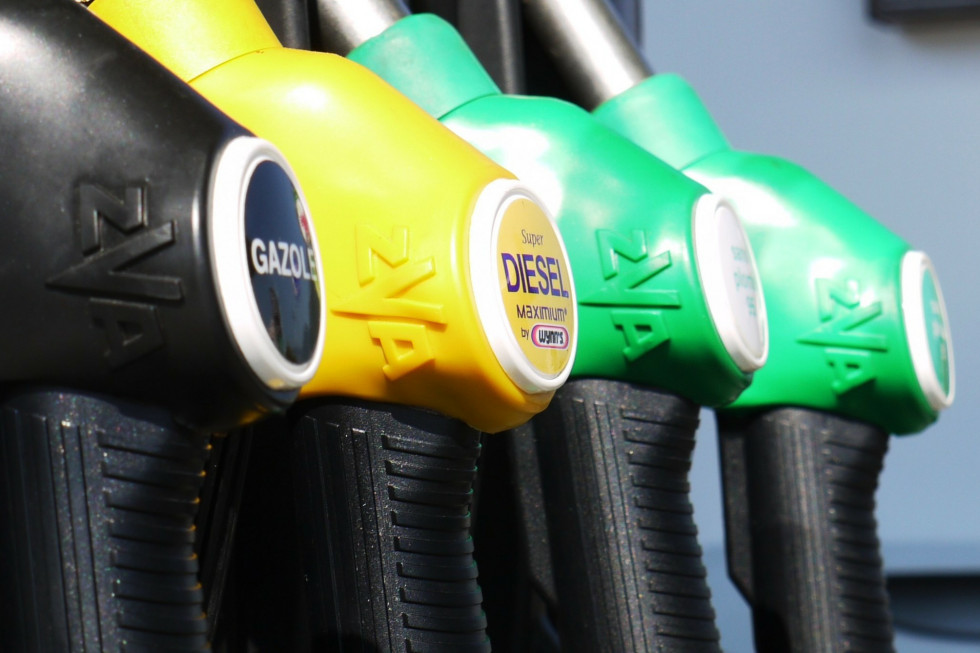 Rząd szuka sposobu na obniżenie szalejących cen paliw