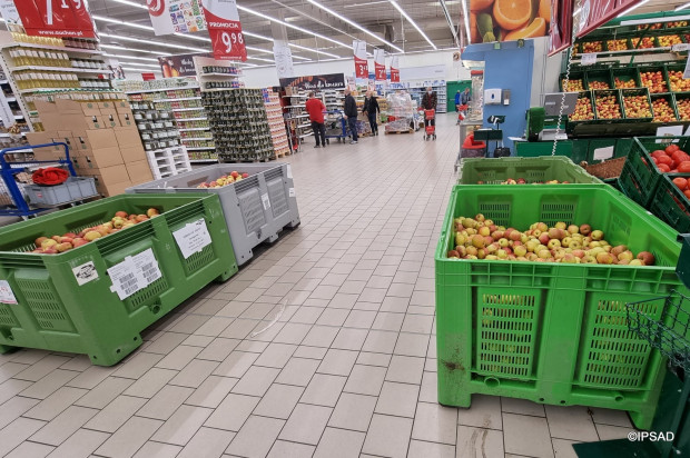 Coraz większa liczba sieci handlowych sprzedaje jabłka prosto ze skrzyń / fot. za facebook IPSAD Sprzedaż jabłek ze skrzyń niszczy rynek owoców wysokiej jakości!