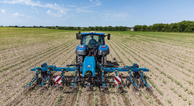 New Holland rozbudowuje swoją ofertę w zakresie mechanicznego zwalczania chwastów/fot. mat. prasowe Nowy pielnik do mechanicznego zwalczania chwastów od New Holland