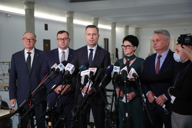 Składamy w Sejmie projekt noweli ustawy o podatku od towarów i usług, który wprowadza zerowy VAT na zdrową żywność / PAP/Wojciech Olkuśnik KP-PSL: Wprowadźmy zerowy VAT min. na warzywa i owoce