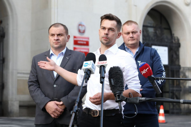 Lider AGROunii Michał Kołodziejczak podczas konferencji prasowej przed planowanym spotkaniem z nowym ministrem rolnictwa Henrykiem Kowalczykiem, PAP/Tomasz Gzell Kołodziejczak po spotkaniu z ministrem rolnictwa. Doszło do porozumienia?