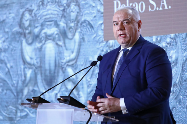 Wicepremier poinformował, że spółki Skarbu Państwa, w tym PGNiG, przez wiele miesięcy same ponosiły koszt dodatkowych opłat, nie podnosząc cen dla odbiorców indywidualnych. / fot. PAP/Tomasz Gzell Jacek Sasin: Podwyżki cen gazu i prądu są konieczne