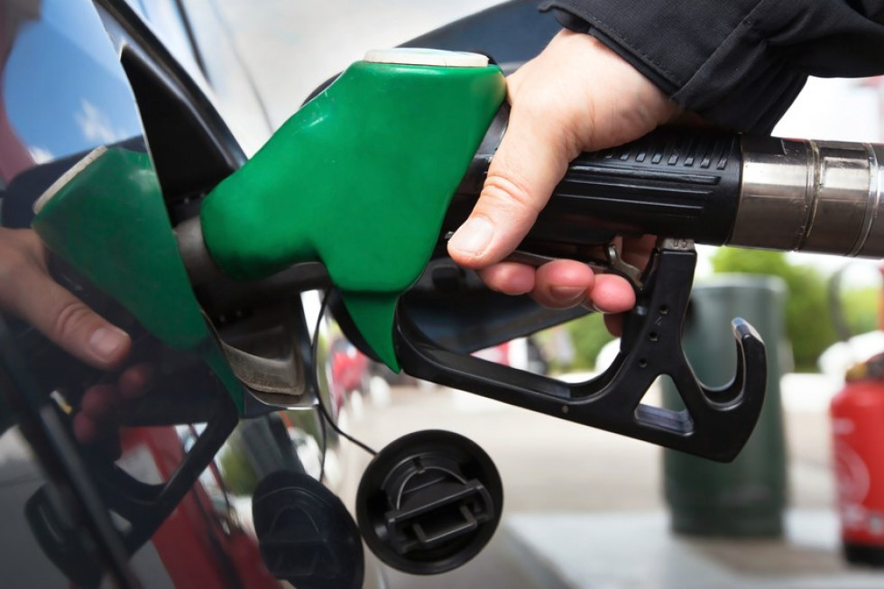 Morawiecki: Wdrożymy rozwiązania zmniejszające ceny paliw