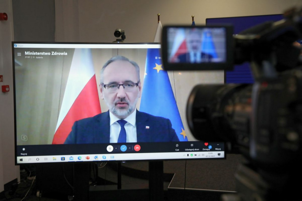 Minister zdrowia Adam Niedzielski (na ekranie) podczas konferencji prasowej w siedzibie Ministerstwa Zdrowia w Warszawie. Przedstawiciele MZ przedstawili nowe obostrzenia epidemiczne PAP/Wojciech Olkuśnik Rząd wprowadza kolejne obostrzenia – nauka zdalna i nowe limity