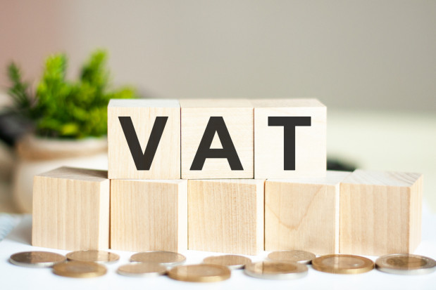 W ramach drugiej tarczy antyinflacyjnej obniżamy do zera VAT na żywność i z 23 proc do 8 proc. VAT na paliwo - powiedział premier Mateusz Morawiecki / fot. shutterstock Zerowy VAT na żywność, niższy VAT na paliwo. Zmiany od lutego
