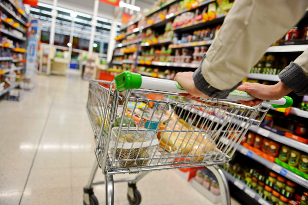 Czasowe obniżenie stawki podatku VAT na żywność z 5% do 0% nie spowoduje widocznej ulgi w portfelach konsumentów. / fot. shutterstock Zerowy VAT na żywność nie przełoży się na znaczne obniżki cen