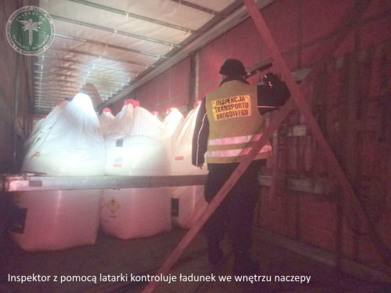 Wojewódzki Inspektorat Transportu Drogowego w Katowicach poinformował, że niczym niewyróżniający się pojazd czeskiego przewoźnika przewoził 25 ton saletry i nie był odpowiednio oznakowany. / fot. WITD w Katowicach Nieprawidłowości przy przewozie saletry amonowej