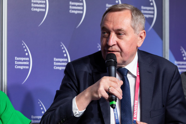 Szef resortu rolnictwa poinformował, że na razie nie ma decyzji KE w sprawie dopłat do nawozów. / fot. shutterstock Kowalczyk: Tarcza antyinflacyjna dla rolników ma obniżyć koszty produkcji