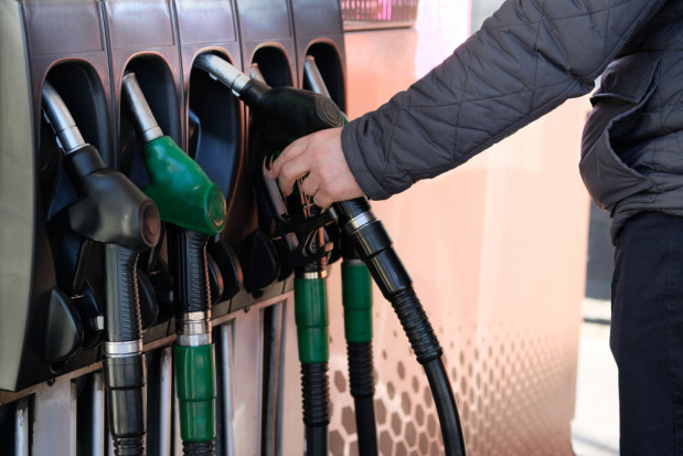 O ile spadły ceny paliw po obniżce VAT?