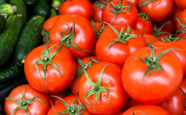 Obecnie najdroższe są pomidory i ogórki szklarniowe/ fot. shutterstock.com Ceny warzyw na Broniszach. Drogie pomidory i ogórki
