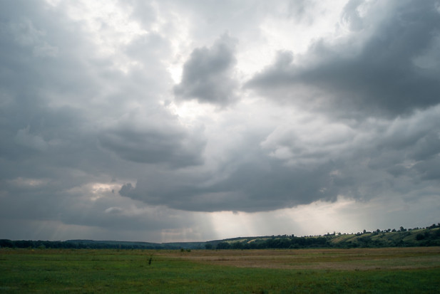 W dzień należy spodziewać się przelotnych opadów deszczu i deszczu ze śniegiem oraz umiarkowanego, okresami dość silnego wiatru. / fot. shutterstock Niedziela ciepła, z opadami i wiatrem