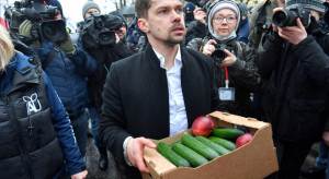 [Aktualizacja] Kołodziejczak przekazał karton ogórków i jabłek dla premiera