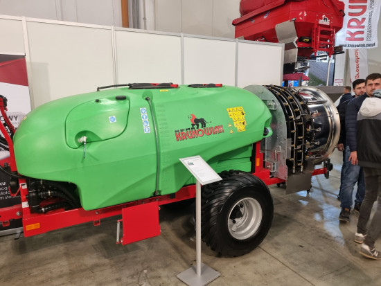 Podczas targów Agrotech firma Krukowiak zaprezentowała opryskiwacz sadowniczy i opryskiwacz do truskawek. / fot. materiały redakcji Agrotech 2022: Opryskiwacz do truskawek i sadów od firmy Krukowiak