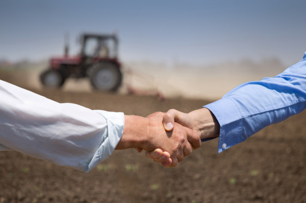 Umowa przekazania gospodarstwa rolnego - jaki ma charakter prawny?